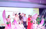 Sân khấu độc đáo làm từ hơn 10.000 bông hoa loa kèn tại Viện Huyết học